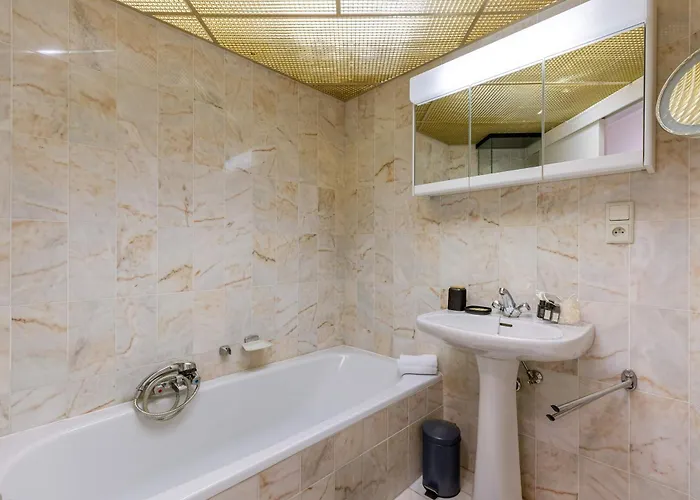 Huswell - Stylish With Sea View Apartment