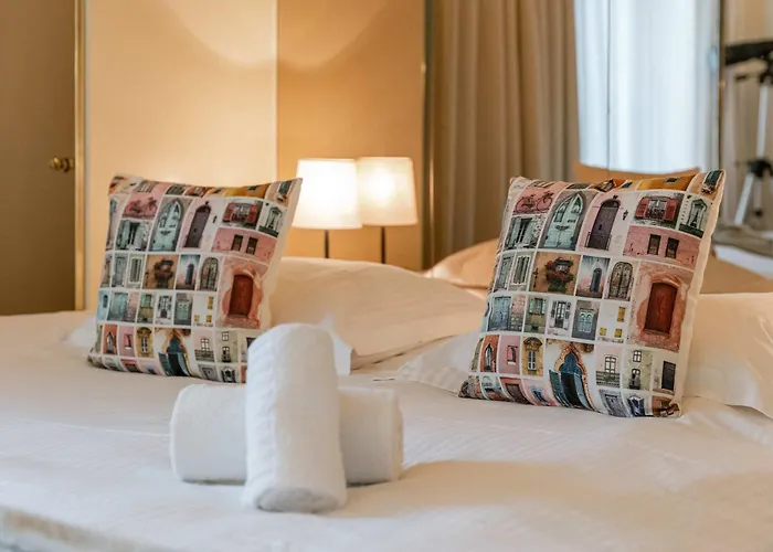 Huswell - Stylish With Sea View Apartment