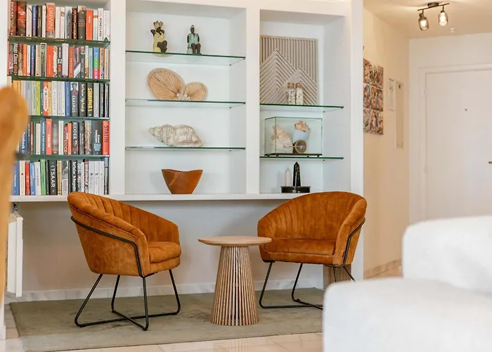 Huswell - Stylish With Sea View Apartment