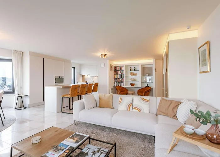 Huswell - Stylish With Sea View Apartment